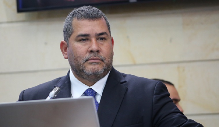 El proyecto de reforma constitucional, propuesto por 40 congresistas y tuvo ponencia favorable del senador Alejandro Carlos Chacón, Partido Liberal, busca modificar el artículo 107 de la carta fundamental y establece que los legisladores podrán realizar este cambio hasta un mes antes de la inscripción para las próximas elecciones. 