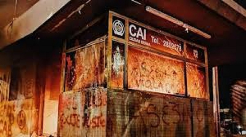 Lamentablemente la situación en Colombia está lejos de poderse solucionar de raíz, esto gracias a la polarización política de extremas derecha e izquierda que incrementa aún más la brecha social existente en Colombia.