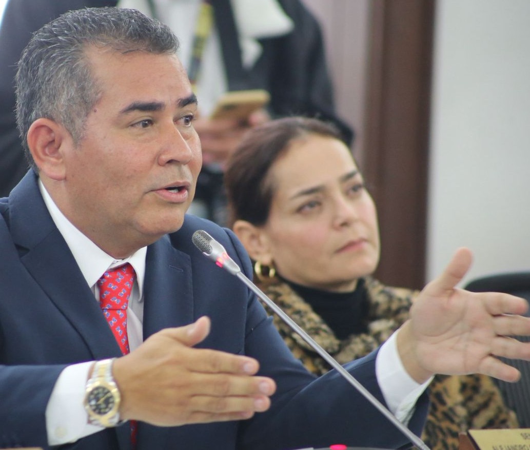 Con el propósito de evitar la concentración del poder político en una misma familia y también evitar el uso del poder territorial para el favorecimiento de campañas al Congreso, la Comisión Primera del Senado, aprobó un proyecto de ley que prohíbe que los familiares cercanos de mandatarios departamentales y municipales, en ejercicio, puedan aspirar al Senado y la Cámara de Representantes.