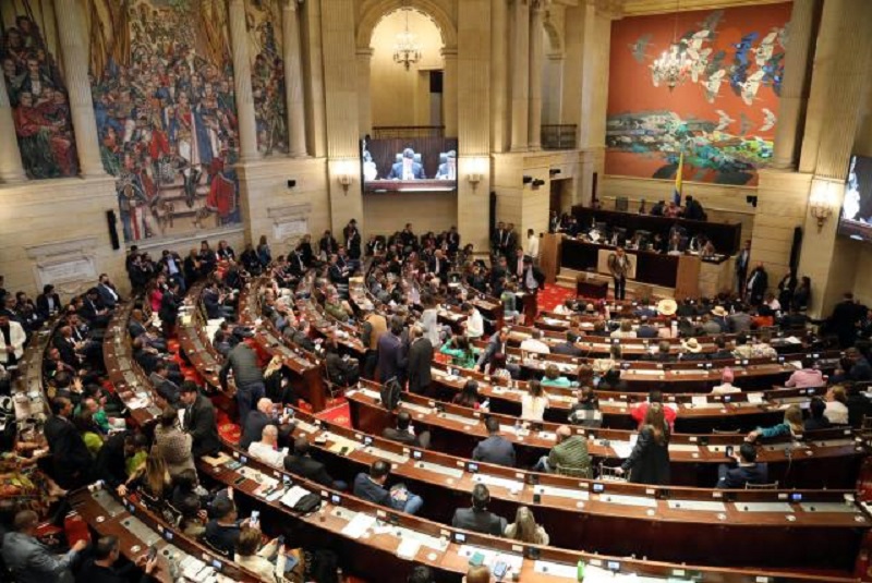 Así lo han planteado congresistas ponentes del proyecto de Acto Legislativo que inicia su tercer debate en la Cámara de Representantes y donde se pretende presentar una proposición para que se aumente a cinco años el periodo del presidente de la república, mandatarios regionales, locales, el Congreso y demás corporaciones públicas.