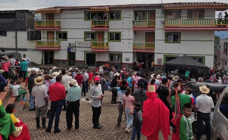 Ante esa circunstancia el ministro del interior, Daniel Palacio, se trasladará a esa localidad a acompañar y buscarle una solución a más de 4 mil personas desplazadas por la arremetida del invierno con fuertes lluvias e inundaciones, y peor aún, por las amenazas de grupos al margen de la ley que intimidan a los habitantes de esa región.