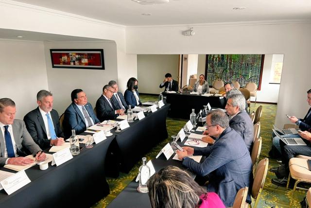 En encuentro de empalme de dirigentes del Pacto Histórico, encabezados por el exsenador Luis Fernando Velasco, con funcionarios del Departamento de Estado de Estados Unidos, se dio a conocer que el Gobierno de ese país estaría dispuesto a revisar el Tratado de Libre Comercio firmado entre las dos naciones el 12 de octubre del 2011.