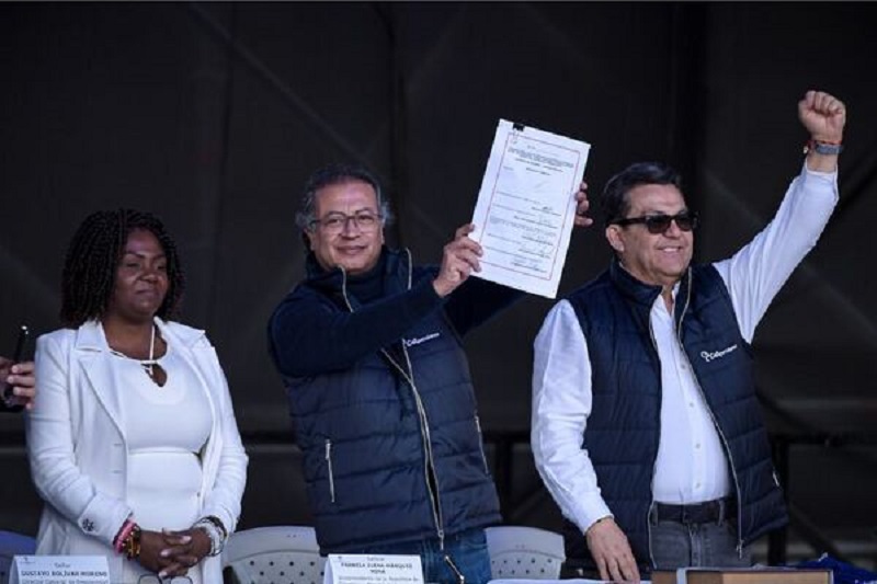 Para todos nuestros lectores adjuntamos el texto completo de los XVII capítulos y 95 artículos de la ley 2381 del 16 de julio de 2024,"POR MEDIO DE LA CUAL SE ESTABLECE EL SISTEMA DE PROTECCIÓN SOCIAL INTEGRAL PARA LA VEJEZ, INVALIDEZ Y MUERTE DE ORIGEN COMÚN, Y SE DICTAN OTRAS DISPOSICIONES".