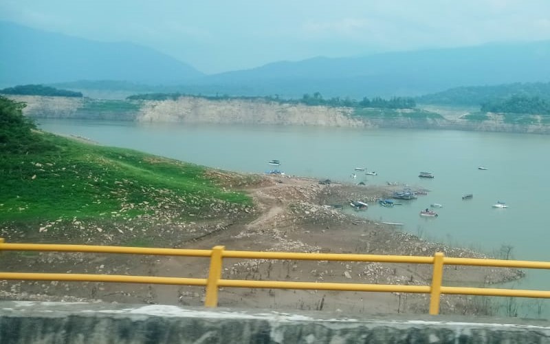 A pesar de la disminución de embalses, el gobierno insta a dichas entidades a dar ejemplo, pese a que ha descartado que haya racionamiento eléctrico. 