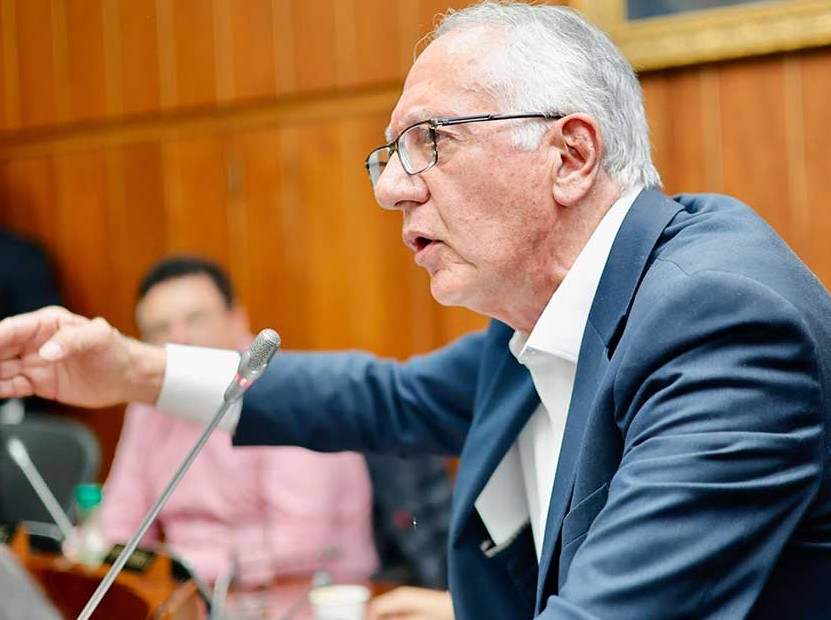 El ministro Guillermo Alfonso Jaramillo exhortó a los senadores de la comisión VII del Senado continuar con el trámite de la reforma a la salud tras destacar que dicha iniciativa contiene los fundamentos necesarios para atender la coyuntura del sector e inyectar nuevos recursos, con mejor manejo, para la estabilidad del sistema.