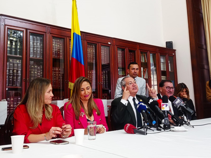 El presidente del Congreso, Iván Name, anunció que la reforma estatutaria a la educación, no alcanzó a entrar a su último debate en la plenaria del senado, por consiguiente la iniciativa fenece por falta de consenso.