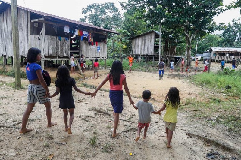 La Comisión de la Verdad en su investigación constató que más del 50 % de las personas desplazadas en Colombia eran niños, niñas y adolescentes cuando ocurrió el hecho. 