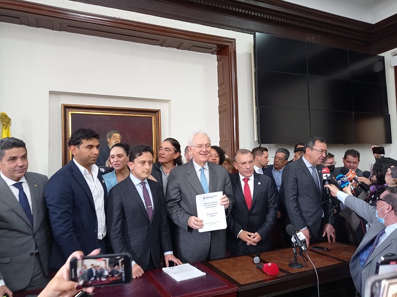 En menos de 24 horas de la posesión del presidente de Colombia, Gustavo Petro Urrego, el Gobierno, en cabeza del ministro de hacienda, José Antonio Ocampo, radicó en la Cámara de Representantes la esperada Reforma Tributaria, elemento sustancial que será el arma política, jurídica y financiera del Gobierno del Cambio, para lograr los anunciados programas que logren alcanzar una Paz Total.