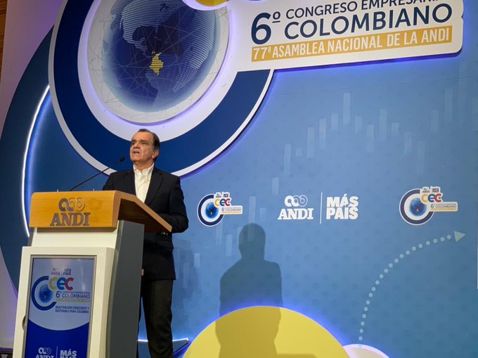 De nuevo el exministro Oscar Iván Zuluaga se le mide a la carrera por la primera magistratura del Estado. Así lo anunció oficialmente en su exposición en la Asamblea de la Asociación Nacional de Industriales ANDI.    