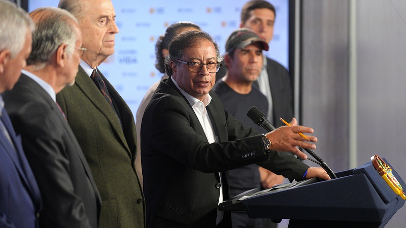 El Jefe de Estado colombiano, Gustavo Petro Urrego, aseveró que están listos USD 8 millones para girar lo que le corresponde a Colombia para realizar los Juegos Panamericanos y anuncia que viajará a Chile para salvar que Barranquilla sea la sede de esa importante competencia deportiva del continente americano