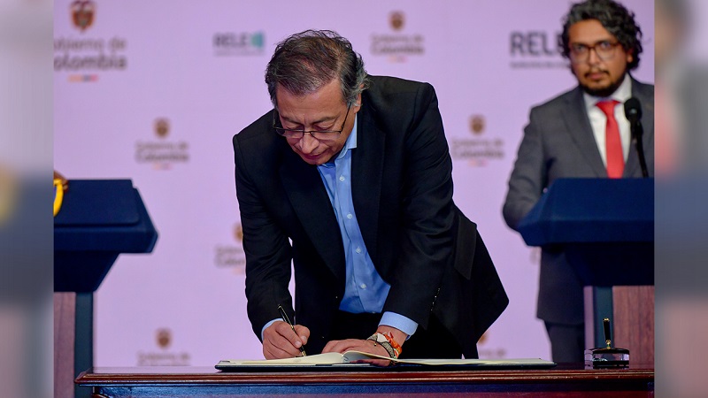 De acuerdo a la directiva firmada por el jefe de Estado, Gustavo Petro, los funcionarios cumplirán 11 directrices, entre las que se destacan: "Evitar que sus pronunciamientos generen actos de estigmatización o discriminación hacia periodistas, medios de defensores de derechos humanos y demás actores relevantes que, mediante su expresión, contribuyen a la deliberación democrática". 