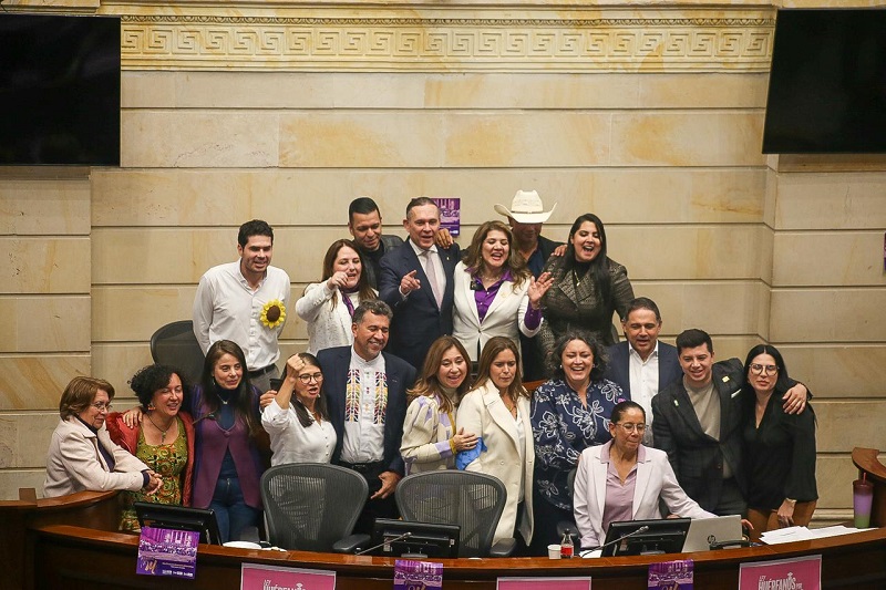 En un hecho histórico y sin precedentes en el Congreso de Colombia, la mujeres fueron las protagonistas de la sesión especial   “Plenaria M” del Senado, con motivo de la celebración del Día Internacional de la Mujer, y con los votos también de los senadores, aprobaron 9 proyectos de los cuales, cuatro pasaron a sanción presidencial y cinco continúan su trámite a la Cámara de Representantes.     