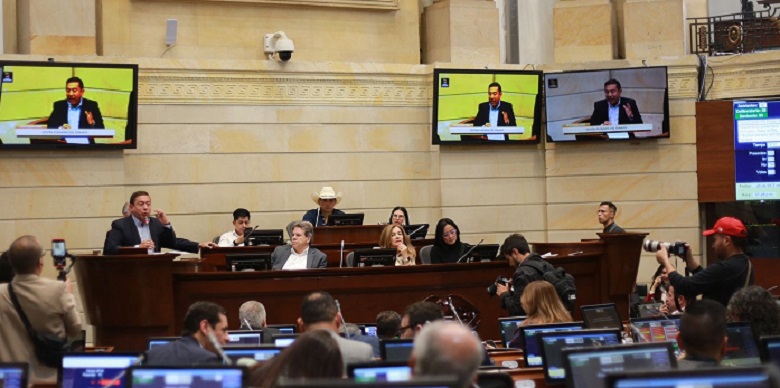 La plenaria del Senado de la república aprobó por 80 votos a favor y dos en contra, el informe final de ponencia, en sexto debate, de los ocho que debe cumplir en su trámite el proyecto de Acto Legislativo que establece un nuevo Sistema General de Participaciones para los departamentos, municipios y distritos de Colombia.  