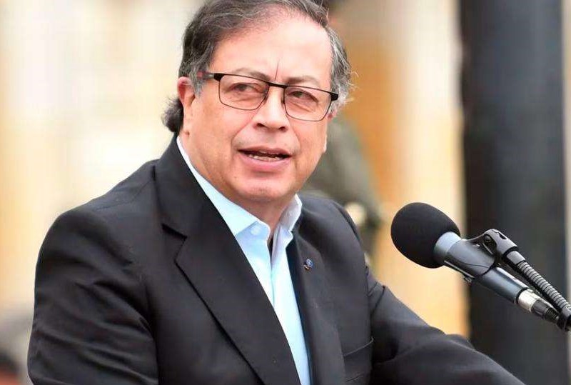 El presidente exige acción del Ejército contra el autodenominado ‘Estado Mayor Central’ de las Farc tras ataque que dejó ocho heridos, en ese municipio del departamento del Valle.