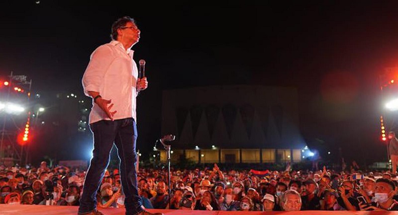 El inicio del fin de semana en Barranquilla, en la Plaza de la Paz, el senador Gustavo Petro lanzó oficialmente su programa de campaña a la presidencia de la república con el Movimiento Pacto Histórico, donde criticó al actual gobierno y dijo que su propuesta política pretende un cambio que perjudica a las minorías porque plantea “democratizar la economía, para alcanzar la verdadera paz en Colombia”.