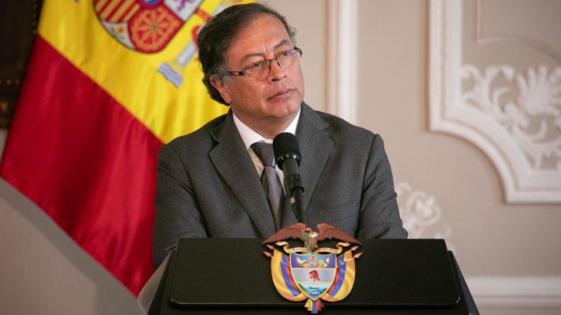 El anuncio lo hizo el mandatario colombiano junto al Presidente del Gobierno del Reino de España, Pedro Sánchez, enfatizando además que “Narcotraficante que no negocie con los Estados se va extraditado.  Narcotraficante que negocie con el Estado y reincida, se va extraditado sin ningún tipo de negociación en los Estados Unidos.