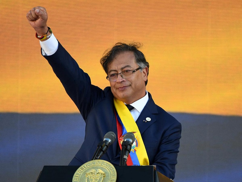 Es economista de la Universidad Externado de Colombia. Tiene especialización en Administración Pública de la ESAP, estudios en Master de Economía de la Universidad Javeriana, estudios en Especialización en Medio Ambiente y Desarrollo Poblacional en la Universidad Católica de Lovaina y estudios de Doctorado en Nuevas Tendencias en Administración de Empresas en la Universidad de Salamanca.