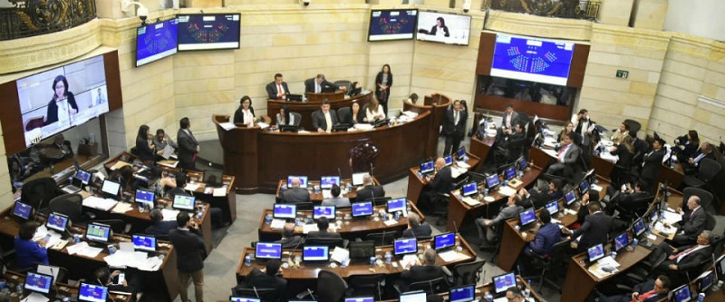 Senadores y representantes de diferentes colectividades instaron al presidente del Congreso, Arturo Char Chaljub para que como respuesta a la fuerte crisis social y económica que se vive en Colombia tras un mes de protestas y paro nacional, convoque a voceros de todas las bancadas y entre todos construyan una propuesta que dé una tregua al país y logre frenar la espiral de violencia que se ha venido desencadenando.