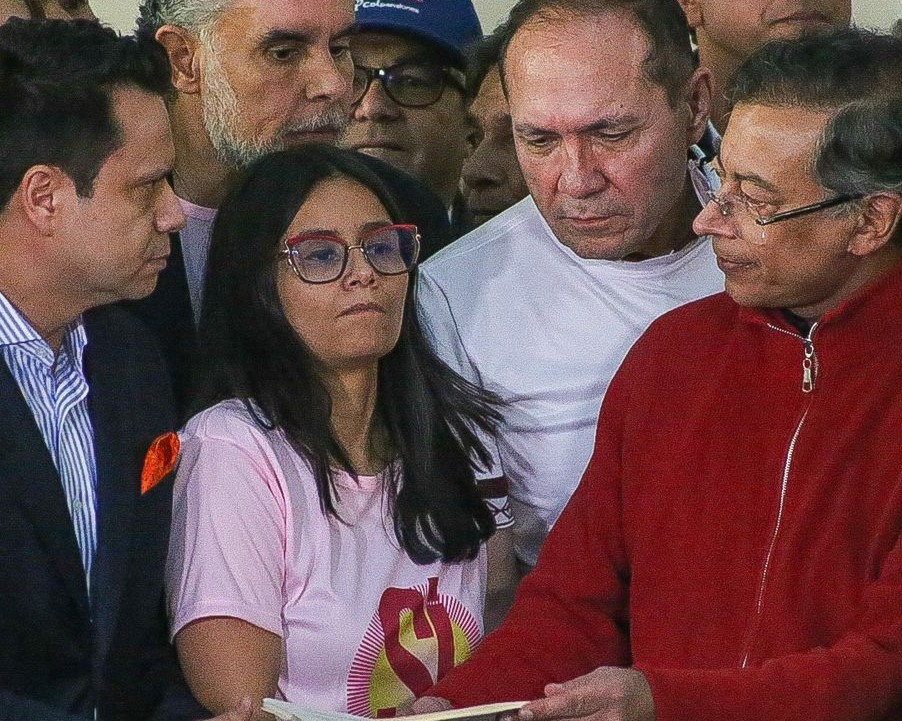 En la celebración mundial del Día del Trabajo y en un acto oficial realizado en el Capitolio Nacional, el presidente Gustavo Petro radicó ante la Secretaría General del Senado de la República, la propuesta para una Consulta Popular con la cual se busca someter a consideración del pueblo colombiano una serie de preguntas relacionadas con el sistema laboral actual.