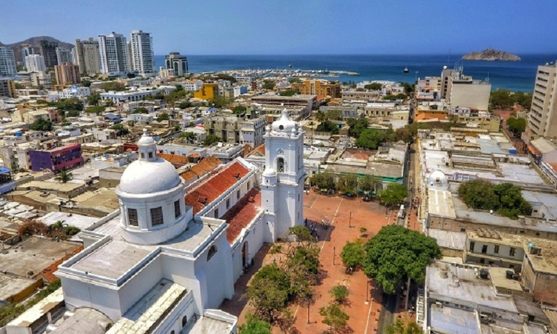 Ex candidato presidencial de Francia Jean Luc Mélenchon y el gobernador Carlos Caicedo
