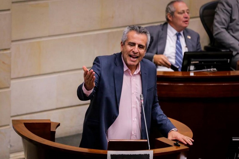 En debate en la plenaria del senado el ministro del interior, Luis Fernando Velasco, negó que el gobierno haya ofrecido dinero a congresistas para impulsar reformas del presidente Gustavo Petro