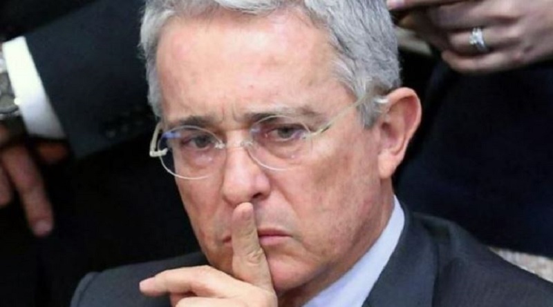 La Corte Constitucional mantiene la calidad de imputado al expresidente Álvaro Uribe Vélez, por presunto fraude procesal y soborno.