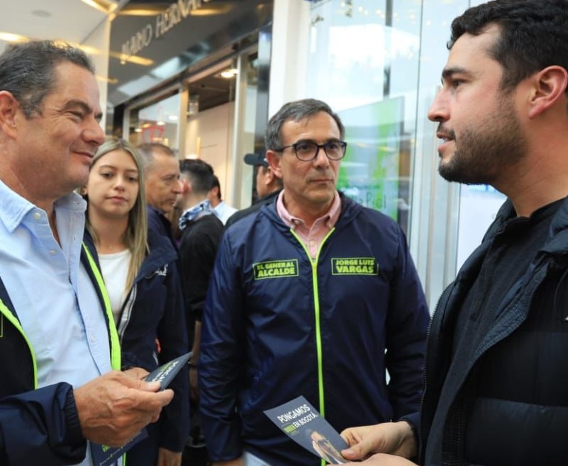 El ex candidato presidencial y líder del partido Cambio Radical, Germán Vargas Lleras, ha vuelto a las calles de la capital colombiana en apoyo a la candidatura del General Jorge Luis Vargas para la Alcaldía de Bogotá. 