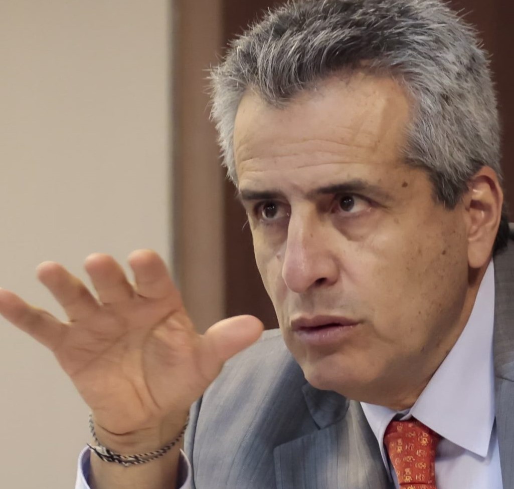 El ministro del interior, Luis Fernando Velasco, desmintió la información que circula a través de audios de WhatsApp donde se menciona que dicha cartera entregará internet a las Juntas de Acción Comunal (JAC) y comunidades de algunas veredas de Cundinamarca, a cambio de su participación en las movilizaciones ciudadanas del próximo 27 de septiembre.