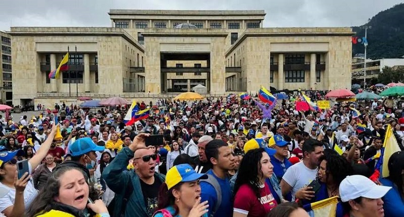 Cientos de venezolanos se concentraron en la Plaza Bolívar, centro de Bogotá, denunciando con consignas, banderas del vecino país, rabia y hasta lágrimas, el fraude electoral en Venezuela, al tiempo que pedían la salida de Nicolás Maduro, porque fue rotundamente derrotado en los comicios electorales.
