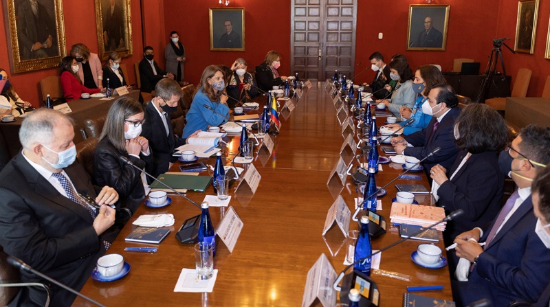 La Vicepresidente y Canciller de Colombia, Marta Lucía Ramírez, recibió este lunes a la Comisión Interamericana de Derechos Humanos –CIDH- dentro de su visita investigativa para escuchar a las víctimas de violaciones de derechos humanos y a todos los sectores afectados, en el marco de las protestas y el paro nacional que ya lleva más de un mes.