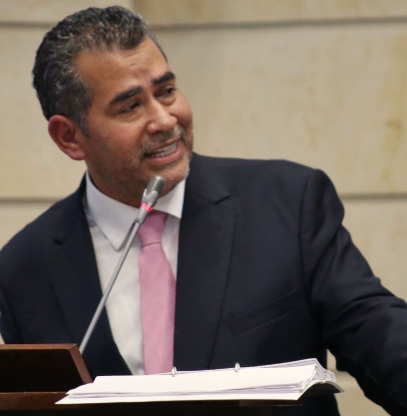 Esta nueva din\u00e1mica, conocida como Econom\u00eda Colaborativa, fue puesta sobre la mesa en la Plenaria del Senado durante un debate de control pol\u00edtico liderado por el senador liberal Alejandro Carlos Chac\u00f3n.