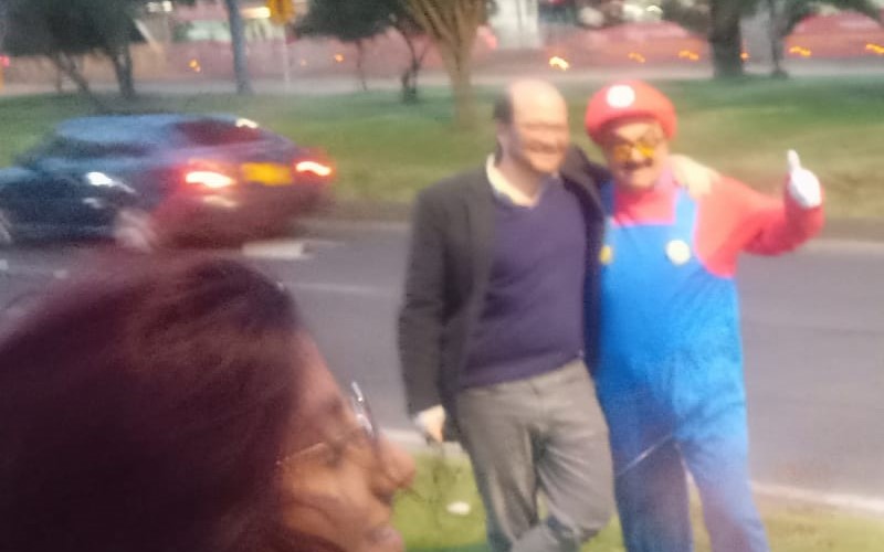 Los habitantes del norte de la capital colombiana, fueron sorprendidos por "Mario Bros", saltando huecos y recorriendo la calle, dialogando con el periodista Daniel Samper Ospina.