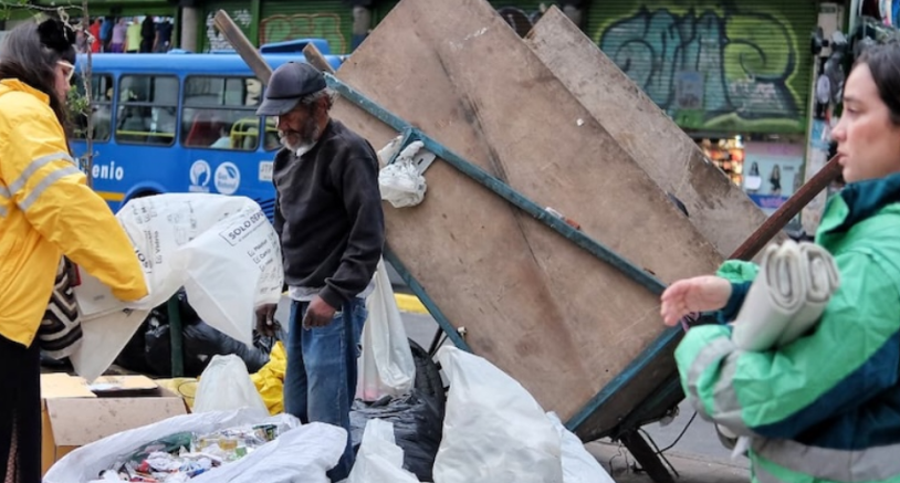 La Administraci\u00f3n distrital puso en marcha el plan piloto que busca mitigar la mala disposici\u00f3n de residuos, priorizando el corredor de la carrera d\u00e9cima entre calles 10 y 17 de la localidad Santa Fe, donde confluyen ciudadanos habitantes de calle, comerciantes y vecinos.