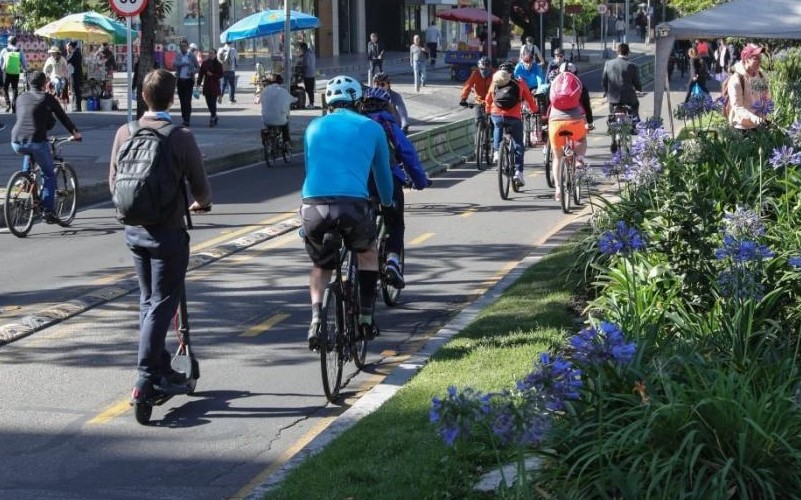 Ese día, desplázate a pie, en bici, patineta o transporte público, medios de transporte sostenibles. 