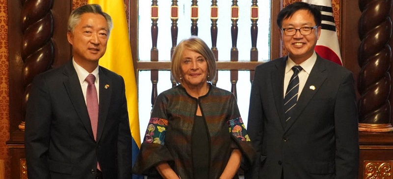 La ministra de Agricultura, Cecilia López Montaño, recibió una delegación de República de Corea experta en tema de tierras y catastro con el fin de trazar una hoja de ruta para iniciar un sólido programa de cooperación bilateral que afiance la implementación de la reforma rural integral en Colombia. 