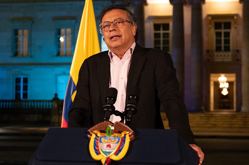 En una alocución desde la Casa de Nariño, el presidente de la república, Gustavo Petro, fue contundente en afirmar que la decisión del Consejo Nacional Electoral-CNE- de iniciar formalmente investigación porque presuntamente su campaña se excedió y no reportó los topes en los gastos que lo llevaron a la jefatura de Estado, es el “primer paso de un golpe de Estado contra mí como presidente constitucional, elegido democráticamente por voto popular por más de 11 millones de ciudadanos”.