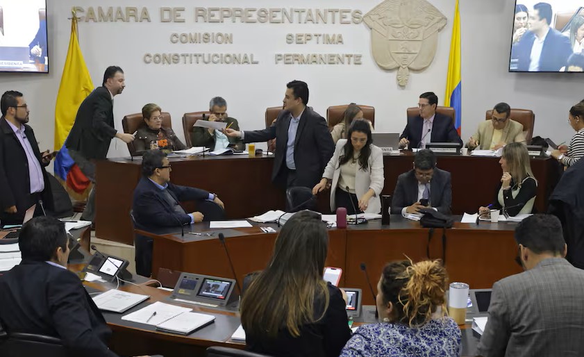 El proyecto de Reforma Laboral presentado a consideración del Congreso en Colombia, se salva de hundirse al ser aprobado por la Comisión Séptima de la Cámara. La iniciativa gubernamental continuará su trámite a la plenaria de la corporación, y si es aprobada, deberá cumplir sus otros dos debates en el Senado para que sea ley de la república.