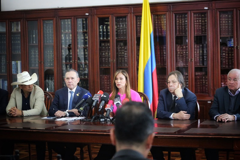 El presidente del senado, Efraín Cepeda y la presidenta del Consejo Nacional Electoral-CNE-, Maritza Martínez, radicaron ante el Congreso un proyecto de ley estatutario, que permite darle más transparencia al Sistema Electoral.