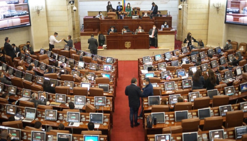 La iniciativa pasó su segundo debate en la Cámara y establece cambios en la Constitución Nacional en la elección de los magistrados a la Corte Suprema de Justicia, Consejo de Estado; se instauran nuevos requisitos para elegir al Procurador, Fiscal General de la Nación, Defensor del Pueblo, Registrador Nacional y Contralor General de la República.