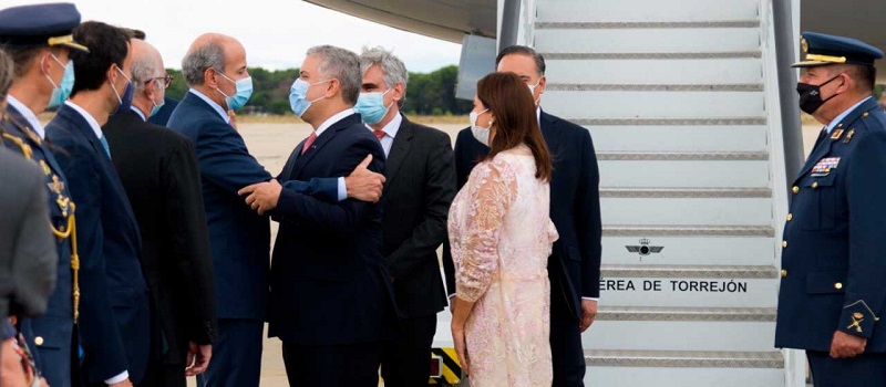 El Jefe de Estado colombiano Iván Duque Márquez, al comenzar una Visita Oficial de cuatro días a España, dijo que esa nación europea se ha consolidado como uno de los países que más está invirtiendo en Colombia y agregó que “estamos buscando más de $7 billones de inversión española en los próximos años en nuestro país”