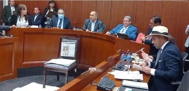Con una silla vacía instalada en el centro de la Comisión Quinta, el senador citante Andrés Guerra, del Partido Centro Democrático, solicitó dar aplazamiento al debate de control político programado para el 22 de mayo a la ministra de Agricultura Jhenifer Mojica, por inasistencia.