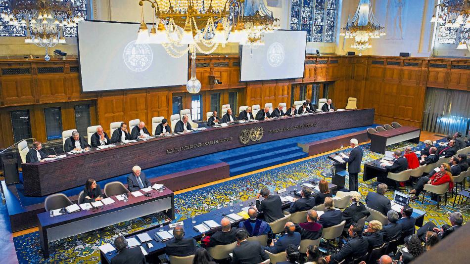 La Corte Internacional de Justicia en La Haya no accedió a las peticiones de Nicaragua sobre expandir su plataforma continental más allá de las 200 millas náuticas y falló a favor de Colombia por 13 votos a favor contra 4 en contra.
