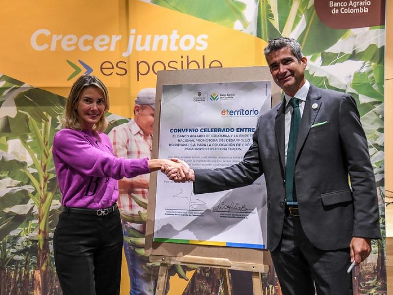 “Lo que estamos firmando es mucho más que un simple acuerdo financiero: es un compromiso con el progreso y el desarrollo sostenible de nuestra nación”, afirma la presidente de EnTerritorio, Lina Barrera.