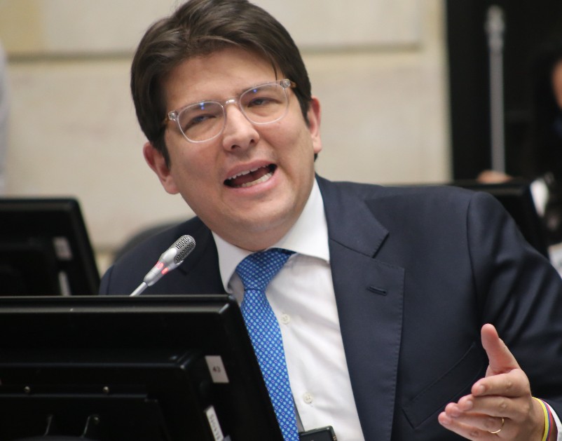 El último comunicado emitido por la Fundación Santa Fe, afirma que el estado de salud del senador Miguel Uribe Turbay, tras salir de la más reciente cirugía, es el siguiente: “Su condición es extremadamente crítica caracterizada por edema cerebral persistente y sangrado intracerebral de difícil control”.