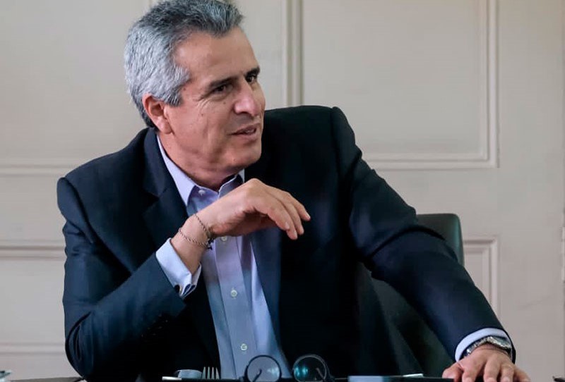 Con el objeto de lograr ese propósito, el titular de la cartera política, Luis Fernando Velasco, anunció que el gobierno nacional movilizará en el territorio alrededor de 300 mil hombres y mujeres de la fuerza pública.