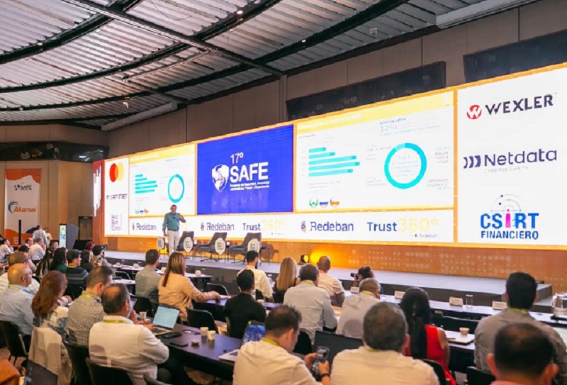 El ministro TIC, Mauricio Lizcano, llegó hoy a Cartagena para participar en la sesión de apertura del 17° Congreso de Seguridad, Amenazas cibernéticas, Fraude y Experiencia (SAFE), organizado por Asobancaria, donde socializó ante los asistentes la estrategia que adelante el Ministerio TIC en materia de ciberseguridad, y la importancia que tiene para la transformación digital del país. 