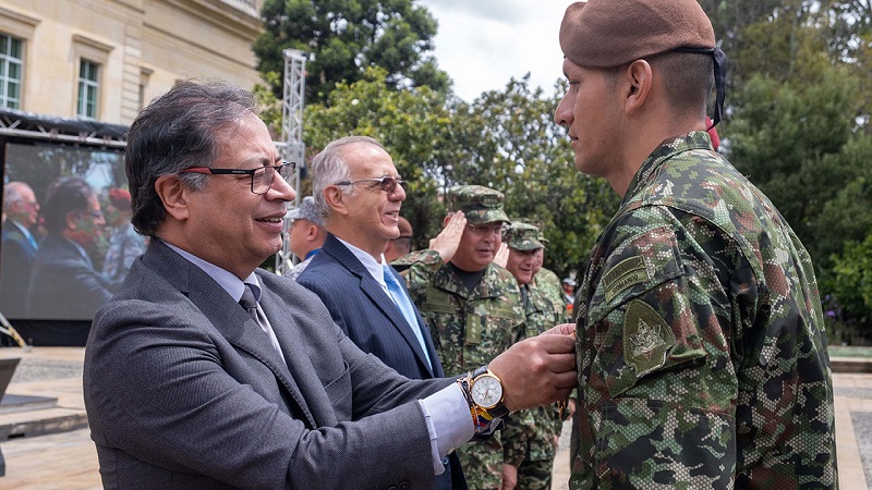 El presidente Gustavo Petro ante los gobernadores del país reunidos en Villa de Leyva, anunció que el ministro de defensa será el general de la Fuerza Aeroespacial Colombiana (FAC) Pedro Arnulfo Sánchez Suárez, quien remplazará al jurista Iván Velásquez Gómez, quien presentó renuncia irrevocable al cargo.