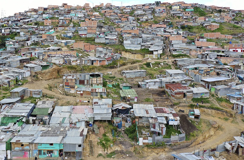 La pobreza monetaria en Colombia disminuyó 3,6 puntos porcentuales en 2023, señala el Departamento Administrativo Nacional de Estadística (Dane), al destacar que ese indicador fue de 36,6 % en 2022 y en 2023 cayó al 33 %.