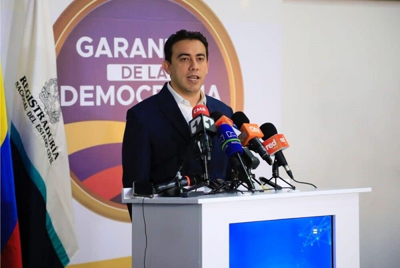 Al reconocer que en los formularios E-14 se detectaron muchas inconsistencias que han generado polémica y reclamos en diferentes partidos políticos, en la elección del pasado 13 de marzo, el registrador nacional Alexander Vega anunció que este martes solicitará ante La Comisión Nacional de Coordinación y Seguimiento de los Procesos Electorales que se repita el conteo general de votos para Senado de la República