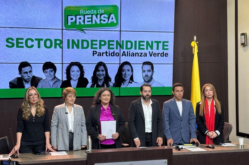 La senadora Angélica Lozano, del Partido Alianza Verde, lideró este miércoles el anuncio de solicitud de escisión de un sector de su colectividad alegando diferencias con esa organización política.